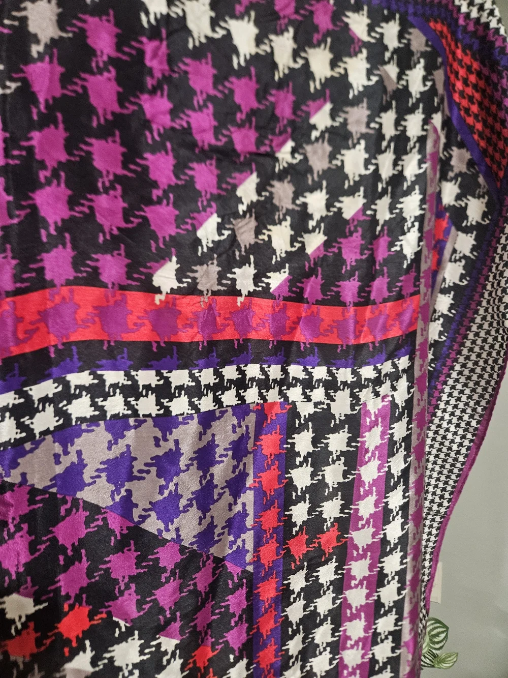 Vintage Oscar de la Renta 100% Silk Houndstooth Square Scarf Purple Black
